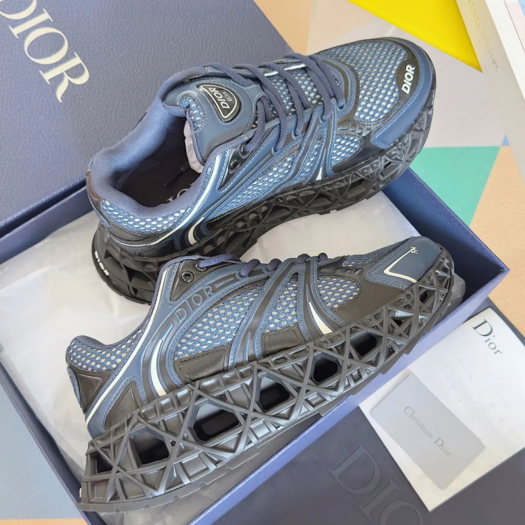 【DIOR】P:800💰 Men's 39-44. (Male 45.46 custom-made) Dior kawa Dior joint 2025ss casual sports shoes‼ ️ Reinterpret running shoes with dior’s haute couture style. b35 is made of fine-textured leather and mesh fabric materials. It can be worn in all seasons, is comfortable and breathable, and has many lines on the shoe body to outline details. It has a full retro three-dimensional feel and can create a casual look all year round!